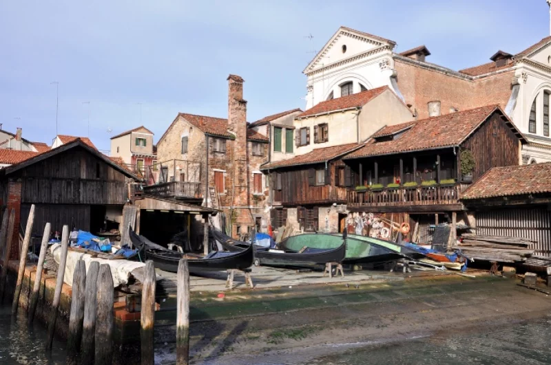 Eine Werkstatt für Venezianische Gondeln Eine Werkstatt für Venezianische Gondeln