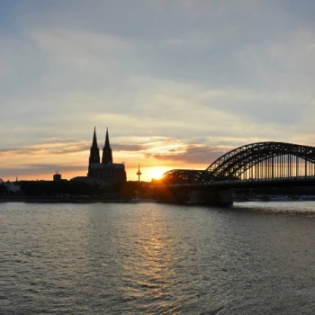 Skyline Köln bei Sonnenuntergang