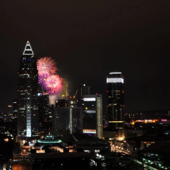 Frankfurt Skyline mit Feuerwerk beim Wolkenkratzer Festival