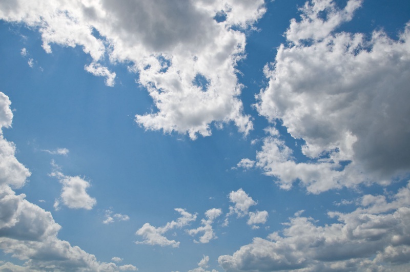 Blauer Himmel bei Sonnenschein Blauer Himmel bei Sonnenschein