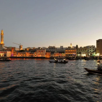 Boote auf dem Dubai Creek bei Abenddämmerung