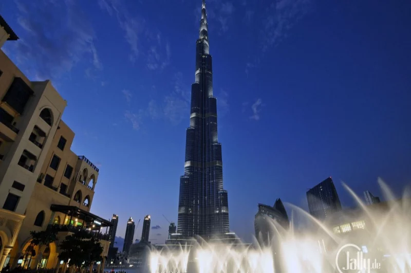 Burj Khalifa mit Wasserfontäne bei Nacht