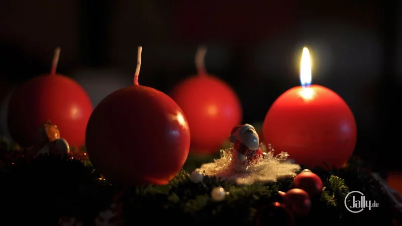 Adventskranz am ersten Advent mit brennender Kerze Adventskranz am ersten Advent mit brennender Kerze