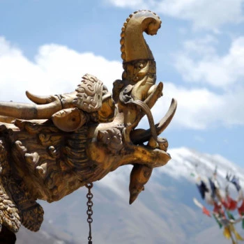 Yokhang-Tempel mit Gebetsfahnen vor tibetischen Bergen