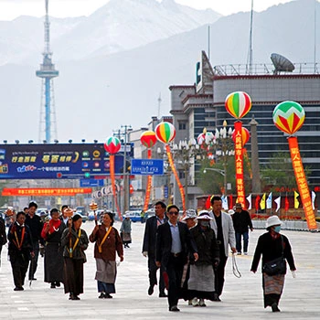 Pilgerwanderung um den Potala Palast in Lhasa