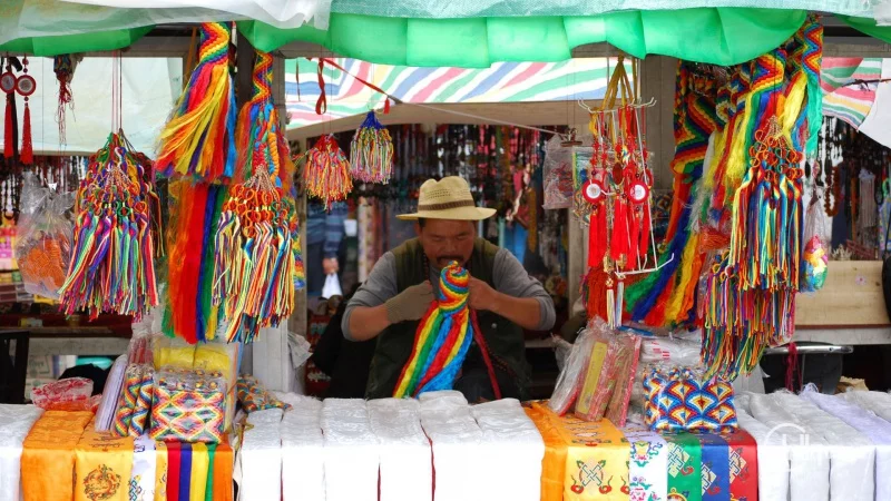 Marktstand mit Gebetstüchern in Tibet