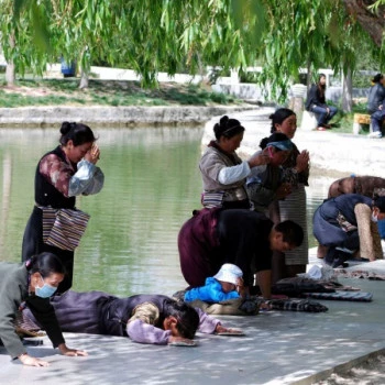 Betende Buddhisten in Lhasa