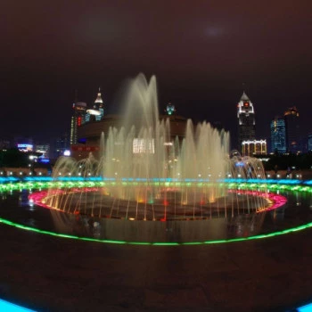 Brunnen bei Nacht in Shanghai