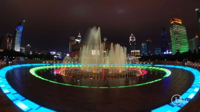 Brunnen bei Nacht in Shanghai