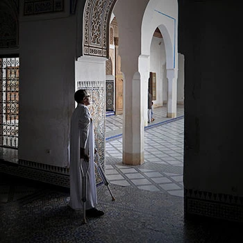 Araber mit Krücken in Marrakesch